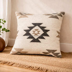 Funda de cojín Kilim geométrica escandinava de 20 x 20 pulgadas en azul para decoración de sala de estar de estilo nórdico costero y moderno orgánico. - Product Image 3