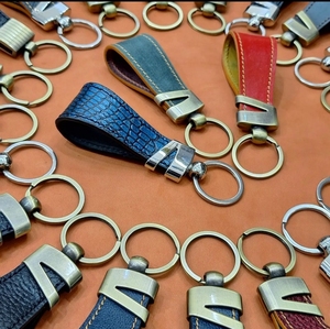 Porte-clés en cuir véritable personnalisé avec logo, écologique, durable, avec impression sérigraphique aux couleurs personnalisées, forme ronde pour Thanksgiving - Product Image 3
