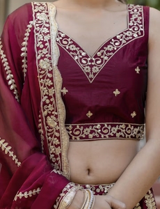Lehenga KV Maroon Art Silk, con relieve y adornos, tradicional, para bodas y fiestas de otoño, semisellado, sin arrugas, de secado rápido y reversible. - Product Image 5