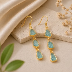 Boucles d'oreilles pendantes longues en aquamarine naturelle brute avec monture en or, bijoux de guérison en cristal brut, cadeau pour l'amour - Product Image 2