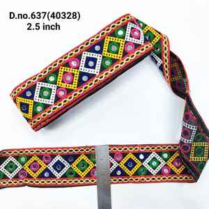 Encaje Gamthi de calidad de exportación con acabado fino y tela duradera, adecuado para la fabricación de prendas y proyectos de artesanía. - Product Image 3