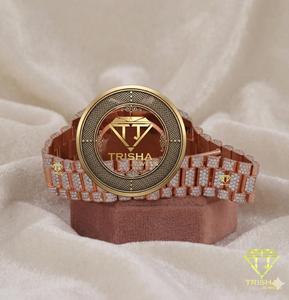 นาฬิกาข้อมือผู้ชายหรูหราประดับเพชรเต็มเรือน ตัวเรือนโรสโกลด์ สายแบบ Iced Out ขอบหน้าปัดทองคำ ดีไซน์แฟชั่น จาก Trisha Jewels - Product Image 5