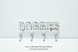 Offre Spéciale : Porte-Laisse et Porte-Clés Mural Décoratif en Aluminium pour Chiens – Support Mural Moderne pour Animaux de Compagnie Disponible à la Vente - Product Image 2