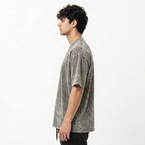 T-shirt col rond en coton tricoté 100% épais, délavé et vieilli, coupe oversize, épaules tombantes, coupe carrée et décontractée, manches courtes - Product Image 5