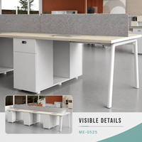 Bureau de travail commercial moderne double face avec dessus imitation bois, écrans d'intimité gris et rangement sur piédestal