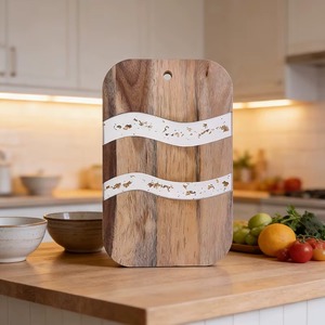 Planche à découper rectangulaire en bois avec incrustation ondulée blanche, antidérapante, lavable au lave-vaisselle, pièce unique - Product Image 2
