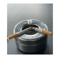Cendrier en acier avec bords définis, base stable et surface facile à nettoyer, adapté aux comptoirs, aux tables et aux zones de bar.