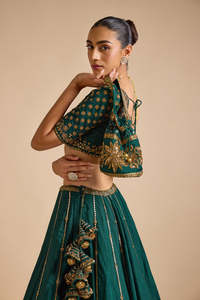 Blusa Corta de Seda con Bordado Floral Verde, Trabajo Artesanal, Cierre Trasero con Lazo, Ropa Formal India para Mujer - Product Image 1
