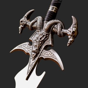 Espada Frostmourne Personalizada LEGACY BLADES, Réplica Coleccionable de Acero Inoxidable del Rey Lich Arthas, Accesorio de Anime Moderno Vertical para Colgar - Product Image 2