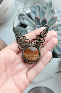 Collar de Macramé Hecho a Mano con Madera Petrificada y Ojo de Tigre, Gema Ovalada Marrón, Cordón Verde, Joyería Boho Curativa, Venta al Por Mayor - Product Image 2