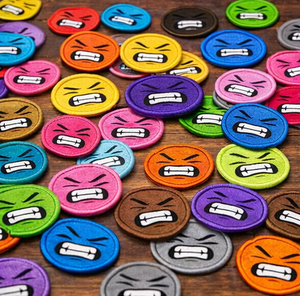 100 parches bordados surtidos con diseño de cara sonriente y cejas elevadas, 10 colores, termoadhesivos o para coser en ropa, bolsos y gorras - Product Image 1