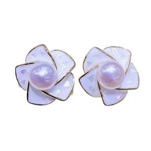 Pendientes con Forma de Bahía de Perlas de Agua Dulce, Estilo Dulce y Fresco con Sonido Explosivo de Concha de Camelia de Montaña - Product Image 5