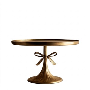 Soporte de metal para pasteles con diseño de arco, fabricado en India, con acabado antiguo, ideal para exhibir cupcakes, pasteles y galletas. - Product Image 1