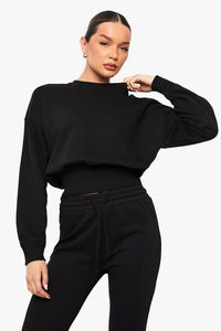 Sudadera negra sostenible para mujer, corte cropped, cuello redondo, bajo profundo, estilo boxy, hombros caídos, con capucha, tejido trasero cepillado suave - Product Image 5