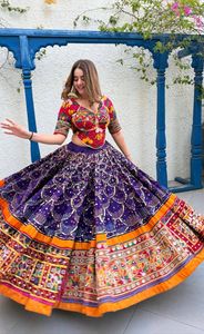 Ensemble Lehenga Choli de créateur violet pour Navratri, en coton mousseline épais, avec broderie de miroirs authentique et imprimé numérique, pour Garba Dandiya et soirées d'hiver - Product Image 2