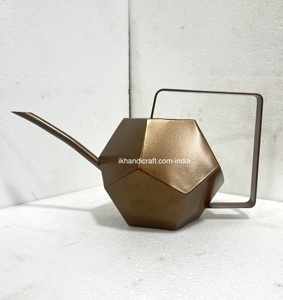 บัวรดน้ำเหล็กทรงหกเหลี่ยม ทนสนิม แข็งแรง ทนทาน ความจุ 1.3 ลิตร สีเงินขัดเงา ดีไซน์ปรับแต่งได้ สำหรับบ้านและสวน - Product Image 4