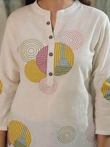 Blusa Elegante para Mujer con Bordado Floral Blanco, Estilo Recto, Ideal para Oficina, Universidad y Salidas Casuales, en Oferta - Product Image 4