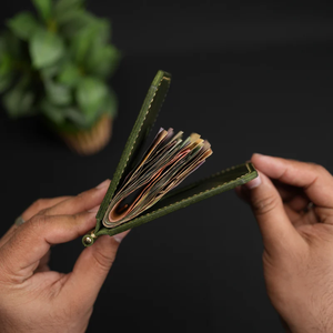 Portefeuille court à deux volets en cuir véritable fait main pour homme avec porte-clip, poche à monnaie, design fin pour les voyages - Product Image 4