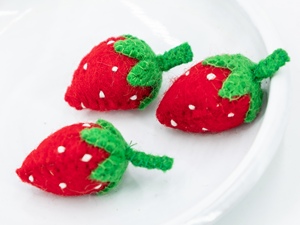 Juguete Educativo de Fresa de Fieltro de Lana Hecho a Mano de 4 cm, Fruta de Fieltro, Comercio Justo, Suministro Artesanal Ético, Venta al por Mayor a Granel - Product Image 3