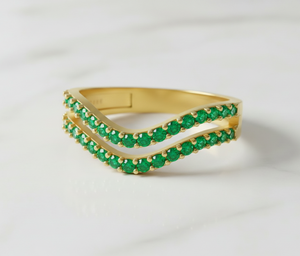 Anillo Chevron de Doble Banda de Oro Amarillo de 14K con Esmeralda Natural para Boda y Aniversario - Product Image 1