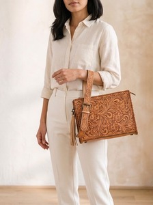 Sac messager pour femme en cuir véritable fait main, avec motif floral embossé et pompon, style vintage western - Product Image 5