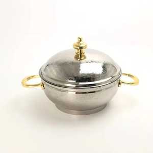 Marmite isotherme ronde en acier inoxydable, finition martelée, chauffe-plat métallique avec accents dorés - Product Image 1