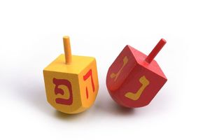 Dreidels de Madera para Hanukkah, Amarillos y Rojos con Letras Hebreas, Forma Cuadrada, Juguete Hecho a Mano para Niños de 3 a 6 Años - Product Image 1