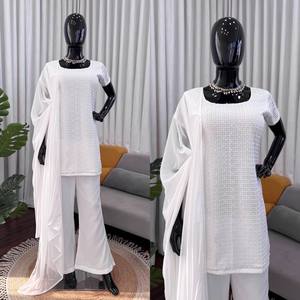 Ensemble de vêtements ethniques élégants d'inspiration années 90 en faux georgette premium avec détails brodés et pantalon coupe bootcut stylé - Product Image 5