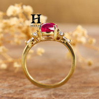 Anillo de Rubí Ovalado Certificado por IGI de Alta Calidad con Diamantes Laterales, Oro de 18K, Fabricante de Joyería Fina, Joyería Personalizada