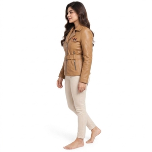 Chaqueta de cuero moderna para mujer con material resistente, ajuste cómodo y costuras impecables que proporcionan un uso duradero y suave. - Product Image 5