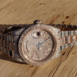 Reloj Unisex de Lujo con Movimiento de Cuarzo, Esfera de Cristal, Correa de Acero Inoxidable Chapada en Oro, Pantalla Analógica, Diamante Moissanite VVS - Product Image 4