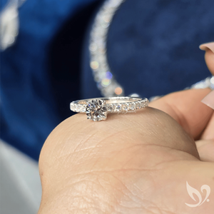 Anillo con Halo Oculto de Diamante Cultivado en Laboratorio de Corte Redondo de 0.50 CT en Oro Sólido de 10K |   Joyería de Compromiso Certificada por IGI - Product Image 4