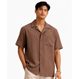 Restez au frais et élégant avec cette chemise à col cubain pour hommes - coupe décontractée et imprimé floral audacieux. Fournisseur en gros de chemises cubaines. - Product Image 3