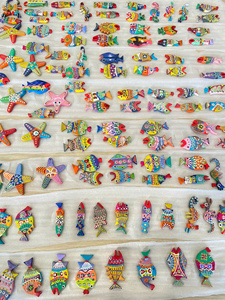 Figuras de Animales Pintadas a Mano en Madera de Fresno, Talladas, Coloridas, Artesanía Sostenible, Decoración Coleccionable para Colgar en la Pared - Product Image 6