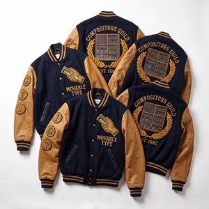 Fournisseur de vêtements : Blouson Bomber Varsity avec manches en cuir, patch en papier marbré brodé, et patch en forme de folio, en laine, couleur ardoise - Product Image 4
