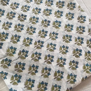 Tela de Algodón Estampada a Mano al por Mayor con Diseño Floral Pequeño Buti para Prendas - Product Image 1