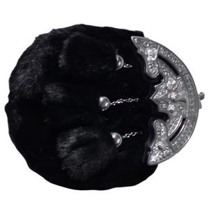 Dress Sealskin Sporran, un accesorio tradicional escocés hecho con piel de foca gris y un cantle de metal pulido. - Product Image 3