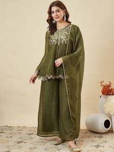 Ensemble prêt-à-porter en soie froissée avec broderie à motifs de designer, composé d'un haut, d'un bas et d'un dupatta, entièrement cousu. - Product Image 4