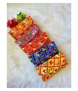 Bolso de Mano Étnico Vibrante Hecho a Mano para Celebrar la Artesanía Tradicional con un Toque Moderno - Product Image 1