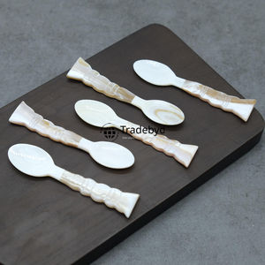 Cuillère élégante en nacre incrustée, cuillère de table de luxe par Tradebyd - Product Image 2