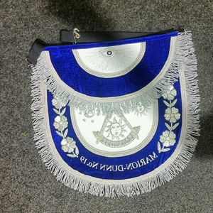 Delantal Masónico de Alta Calidad Hecho a Mano con Piel de Cordero 100% y Flecos Plateados, Personalizado para Maestro Masón - Product Image 1