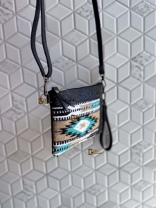 Sac à bandoulière noir jacquard léger et élégant, avec broderies artisanales, motif aztèque bohème, fermeture éclair, lettres décoratives – Nouveauté très prisée - Product Image 3