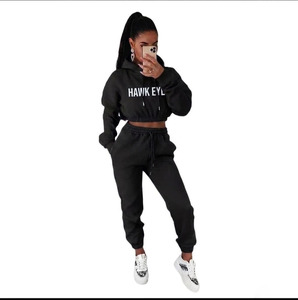Ensemble de survêtement élégant pour femme, hiver, à capuche, en polaire unie, 2 pièces, manches courtes, 100% coton, confortable et polyvalent - Product Image 4