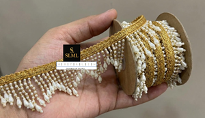 Encaje de lujo con ribete trenzado en zig-zag color crema dorado, con borlas de perlas vibrantes y flecos de cuentas grandes para diseños de lehenga y vestidos de lujo. - Product Image 3