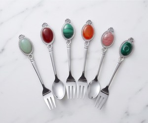 Ensemble de couverts vintage en métal avec manches en pierres colorées pour les mariages, les occasions spéciales et l'usage quotidien - Product Image 1