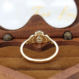 แหวนหมั้นเพชรทรงรี 2 กะรัต เพชรเพาะเลี้ยง ทองคำแท้ 14K 10K สำหรับผู้หญิง พร้อมใบรับรอง IGI เครื่องประดับเพชรแบบสั่งทำ - Product Image 4