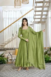 Robe longue en soie verte Salsa avec dupatta à motifs gaufrés, tenue de mariage traditionnelle pour femmes, style Inde Pakistan - Product Image 2