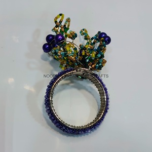 Anneaux de serviette perlés faits main sur mesure avec accents violets – Supports d'anneaux de serviette pour fêtes, décoration intérieure et magasins d'ameublement - Product Image 2