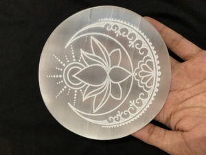 Hermoso Contenedor de Cristal de Selenita Blanca Grabado con Diseño de Flor de Loto Lunar, Mascota de Feng Shui, Decoración del Hogar, Ágata Muntaha - Product Image 2