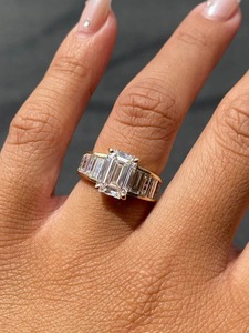 Anillo de compromiso de oro blanco de 14K con diamante cultivado en laboratorio de corte esmeralda de 4.15 CT y piedras laterales de baguette engastadas en canal. - Product Image 5
